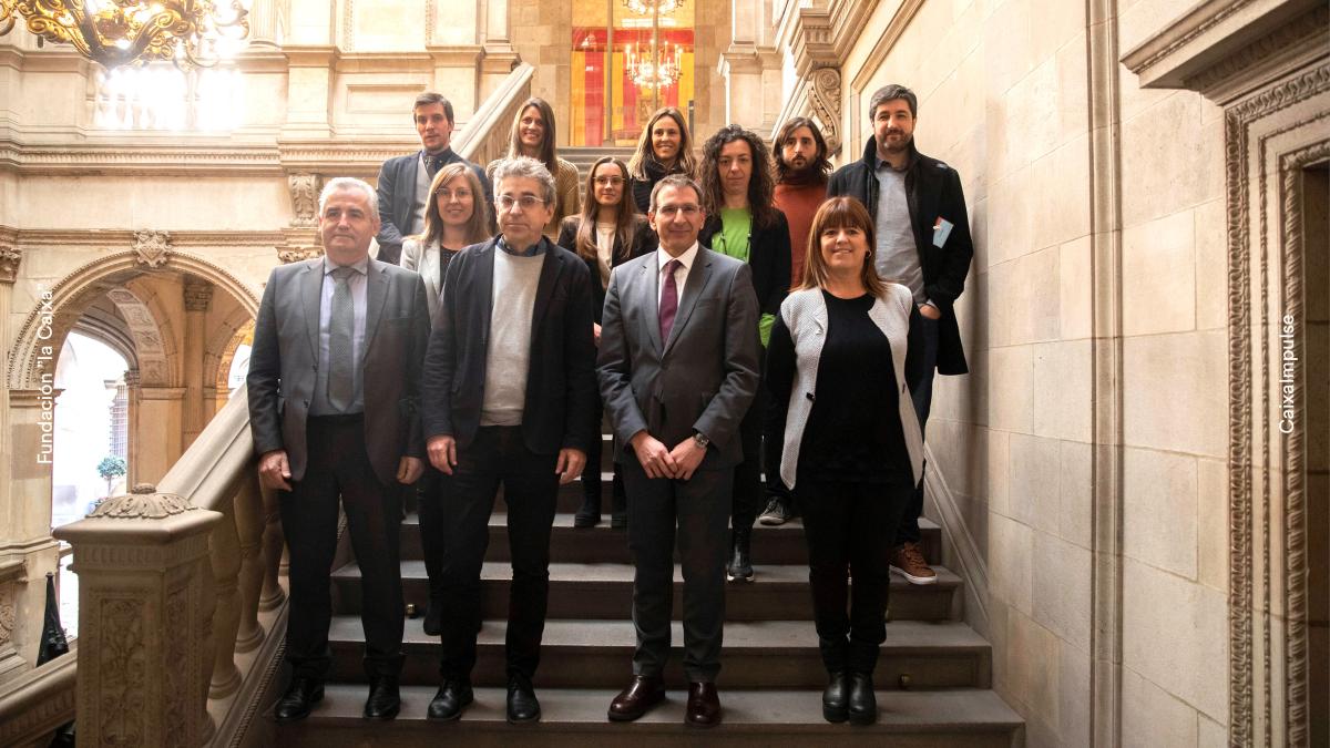 Grup de persones beneficiàries dels ajuts de l'Ajuntament de Barcelona i la Fundació "la Caixa"