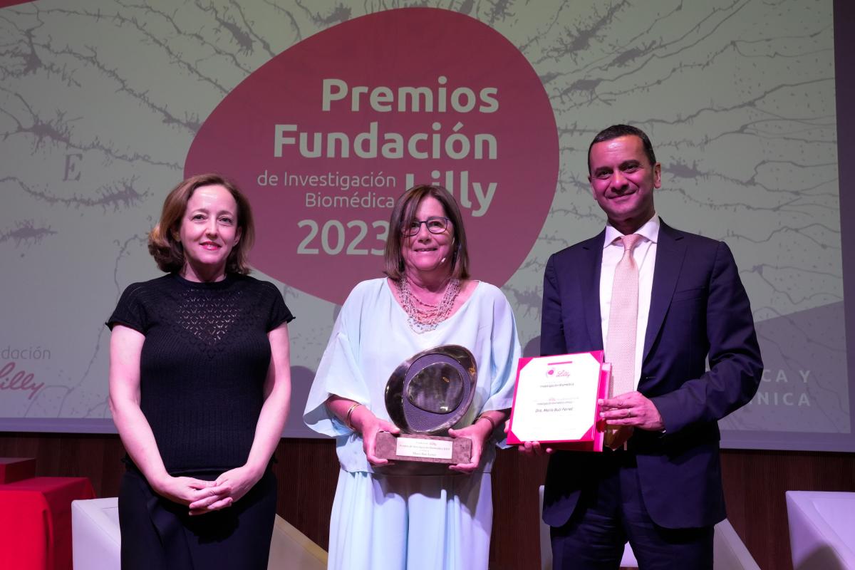 Dra. Maria Buti recogiendo el Premio Fundación Lilly