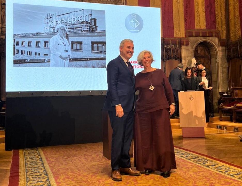 L'alcalde de Barcelona entrega la Medalla d'Honor 2023 a la Dra. Elena Carreras