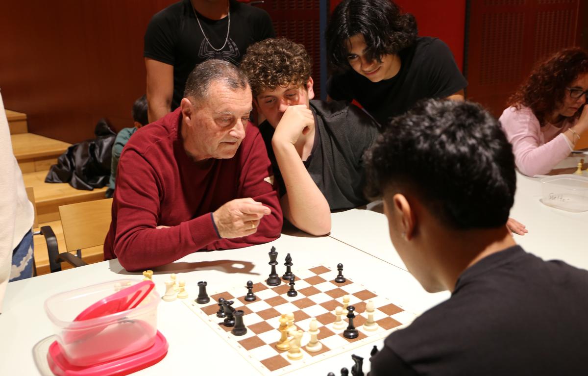 Pacient amb Parkinson i alumnes de 4t d'ESO jugant a escacs