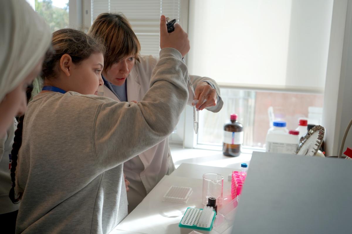 Dra. Cristina Solé i nena al laboratori