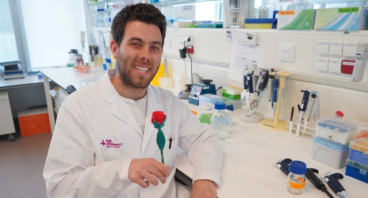 Investigador amb rosa de Sant Jordi