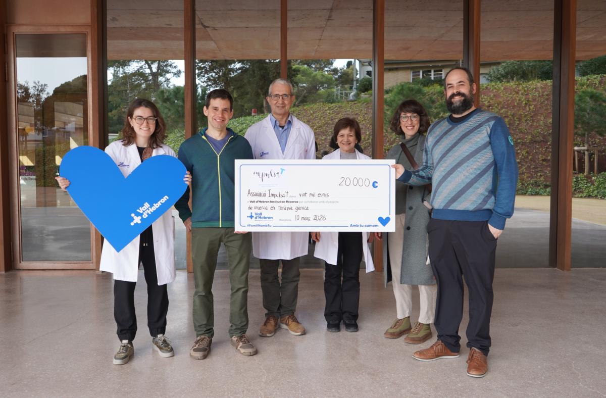 Entrega del xec solidari de l'associació ImpulsaT