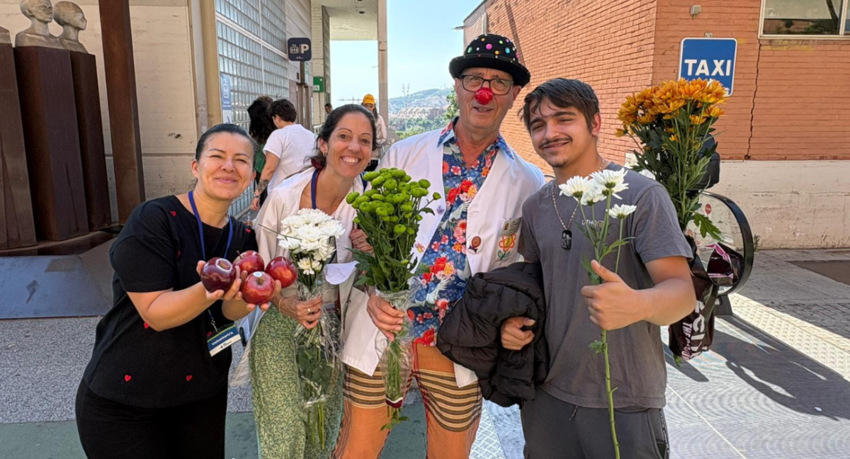 Intercanvi de cigarretes per flors durant la Setmana Sense Fum de Vall d'Hebron