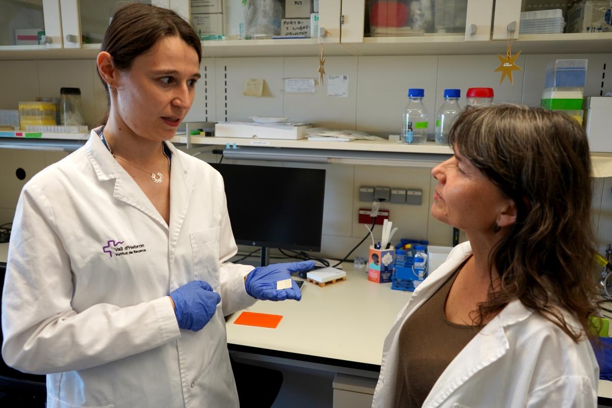 Judit Prat i Dra. Eva Baldrich amb el dispositiu
