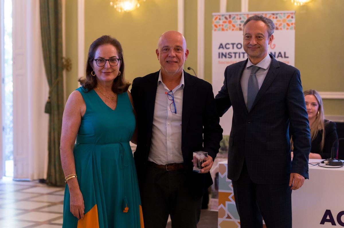 Dr. Jaume Sastre Garriga receiving the award