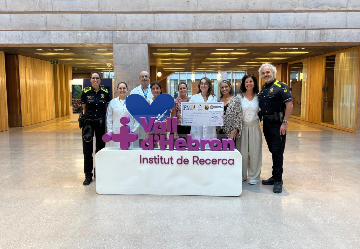 Entrega del xec de Policías x Valientes
