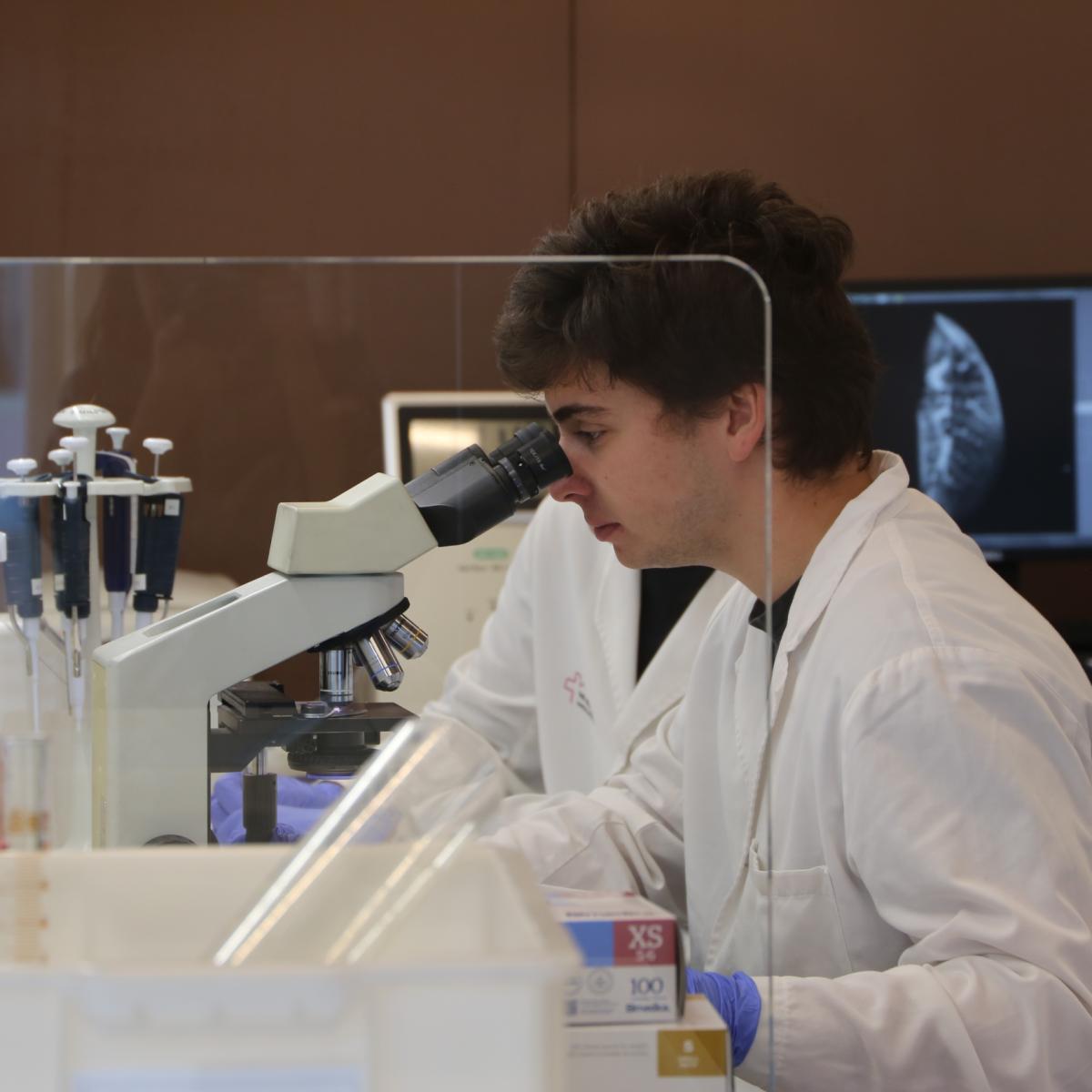 Investigador a un laboratori de l'Edifici Central del VHIR