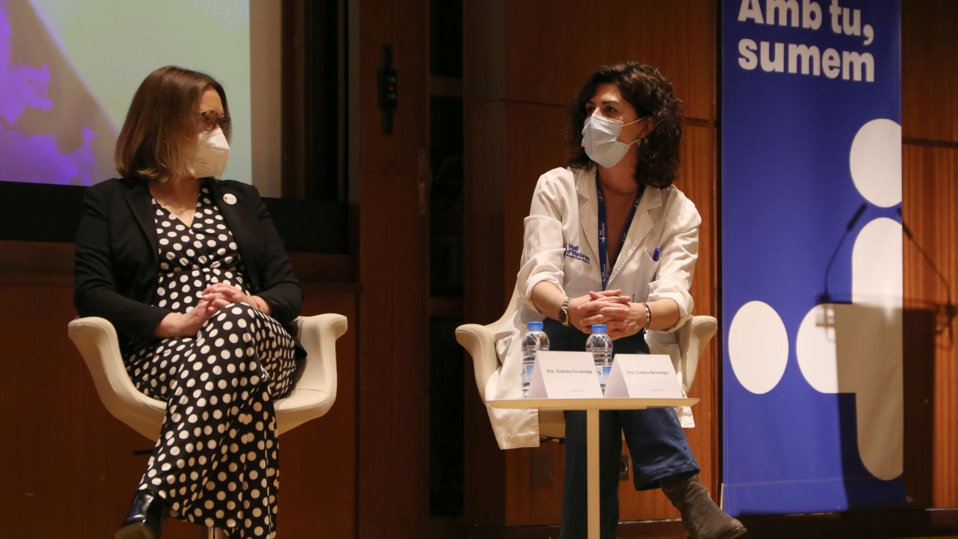 La Dra. Cristina Berastegui, pneumòloga de la Unitat de Trasplantament Pulmonar i Patologia Vascular Pulmonar de Vall d’Hebron, i Yolanda Fernández, pacient trasplantada de pulmó.