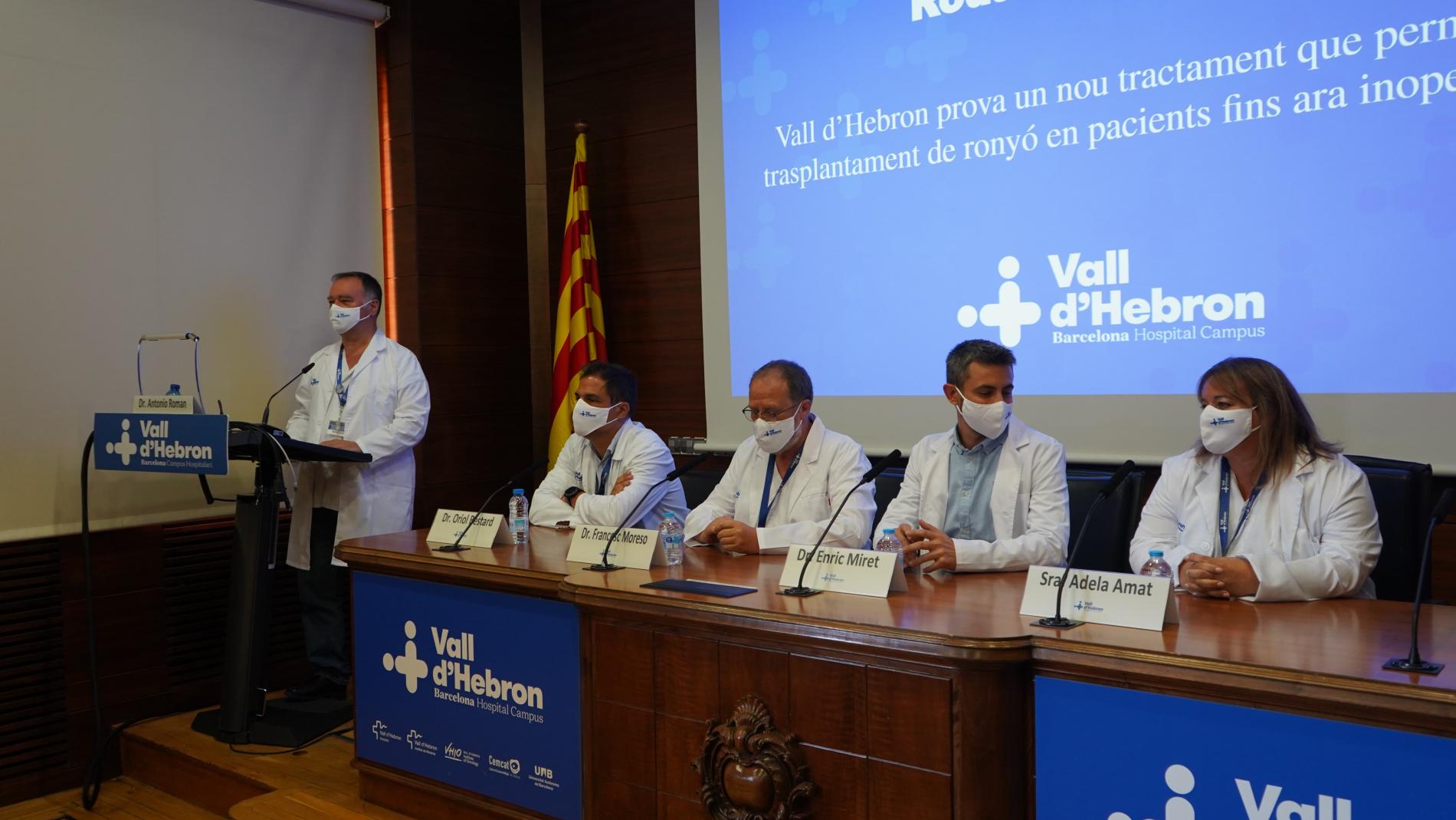 Equip mèdic implicat en el nou tractament que permet el trasplantament de ronyó en pacients fins ara inoperables.