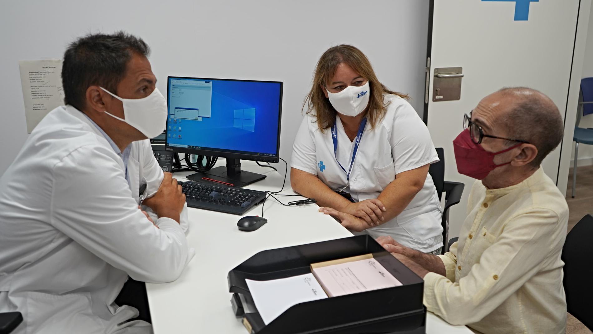 Pacient a la consulta amb el Dr. Oriol Bestard, cap del Servei de Nefrologia i Trasplantament Renal i Adela Amat, infermera supervisora de Trasplantaments.