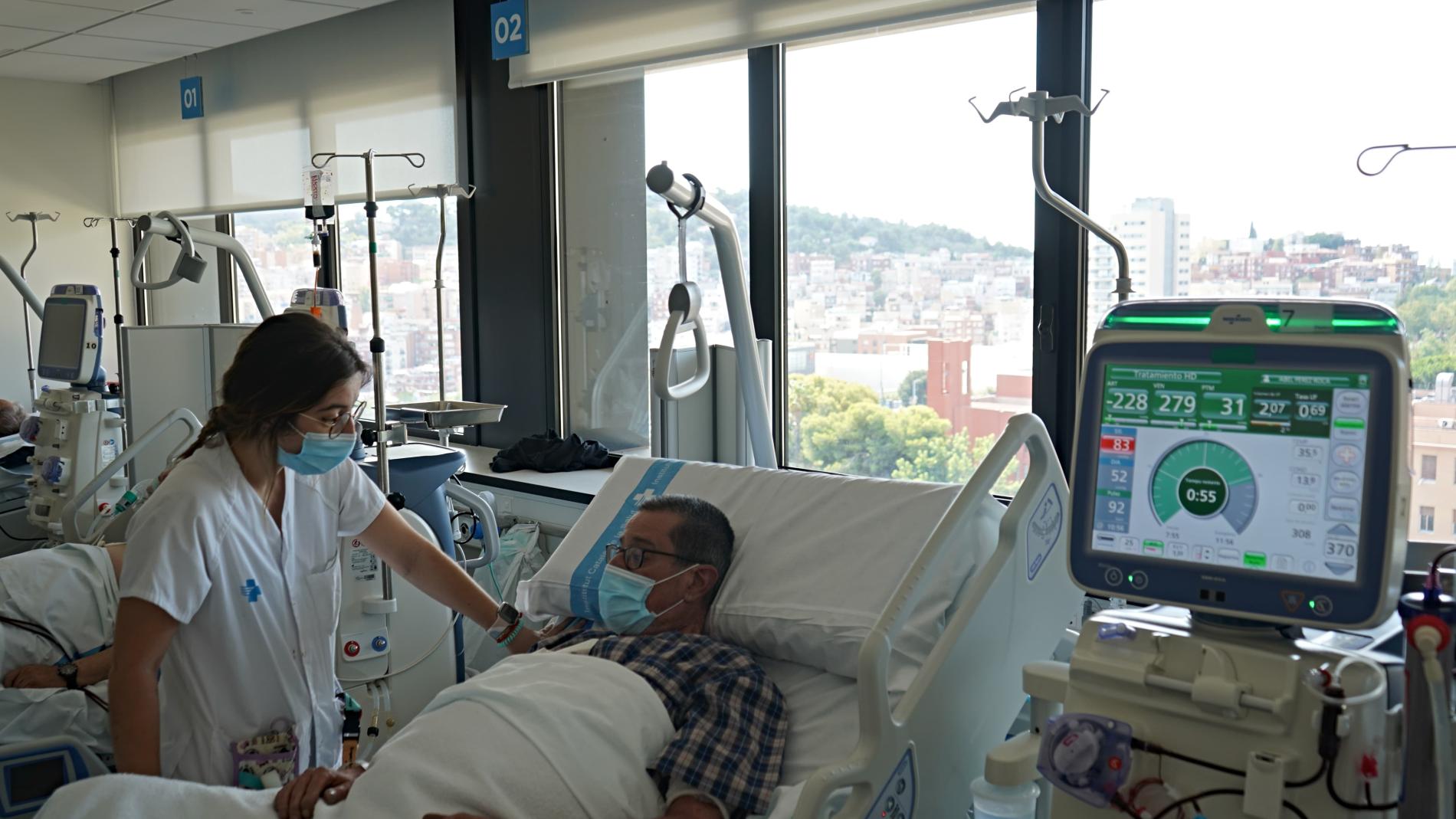 Pacient fent diàlisi amb infermera.