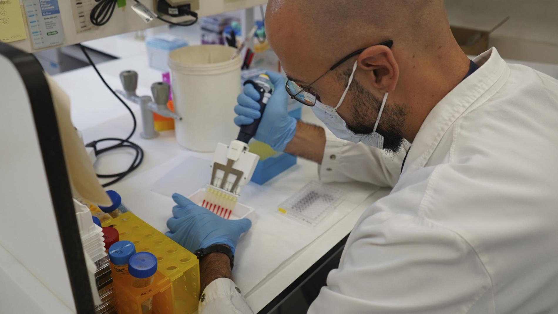 Investigador al laboratori