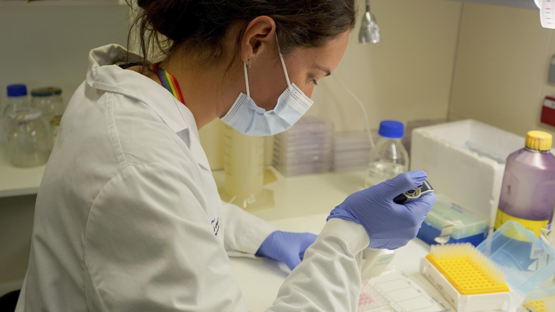 Investigadora al laboratori