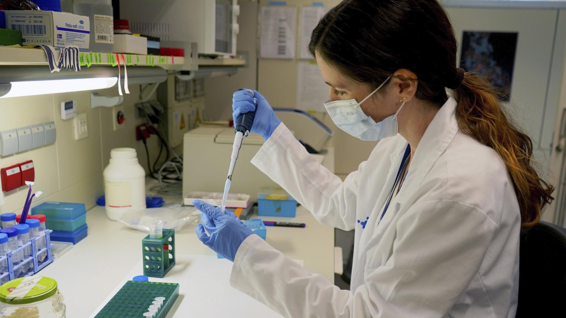 Dra. Kimberley McGrail al laboratori