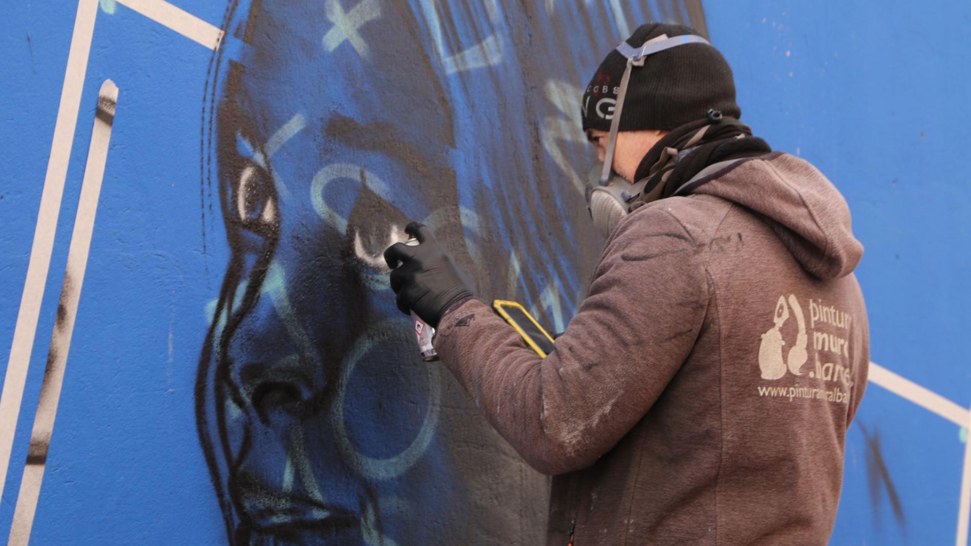 L'artista Ma'la pintant la nova figura