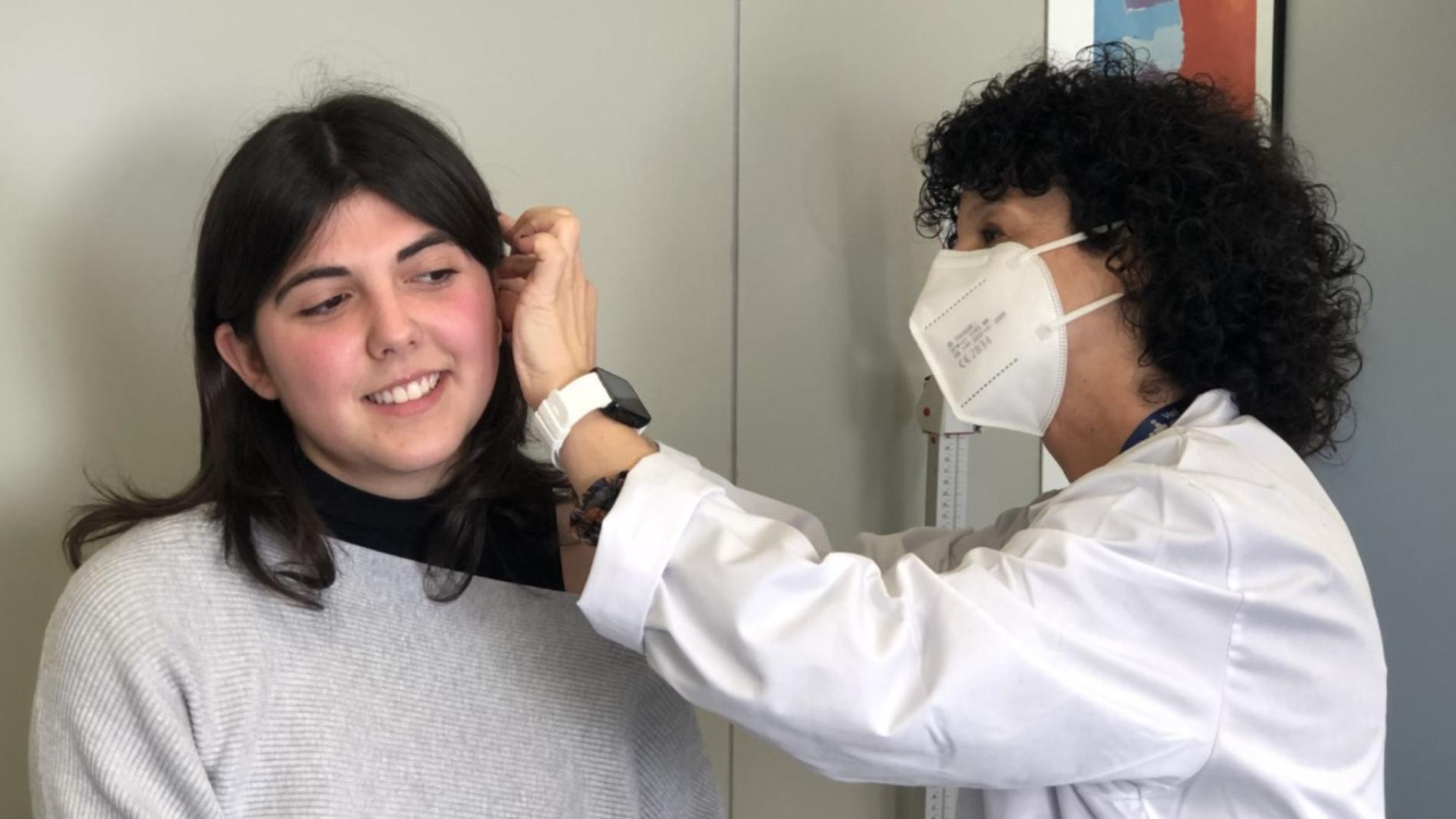 Una pacient sent examinada a la consulta d'oncogenètica.