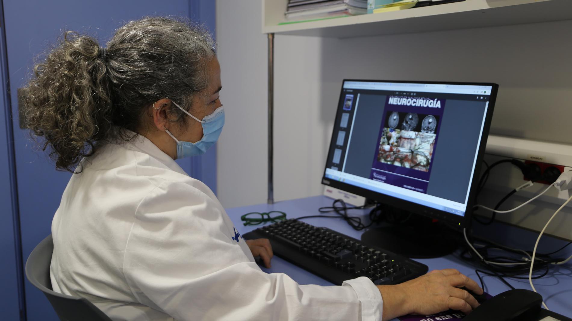 Infermera fent recerca