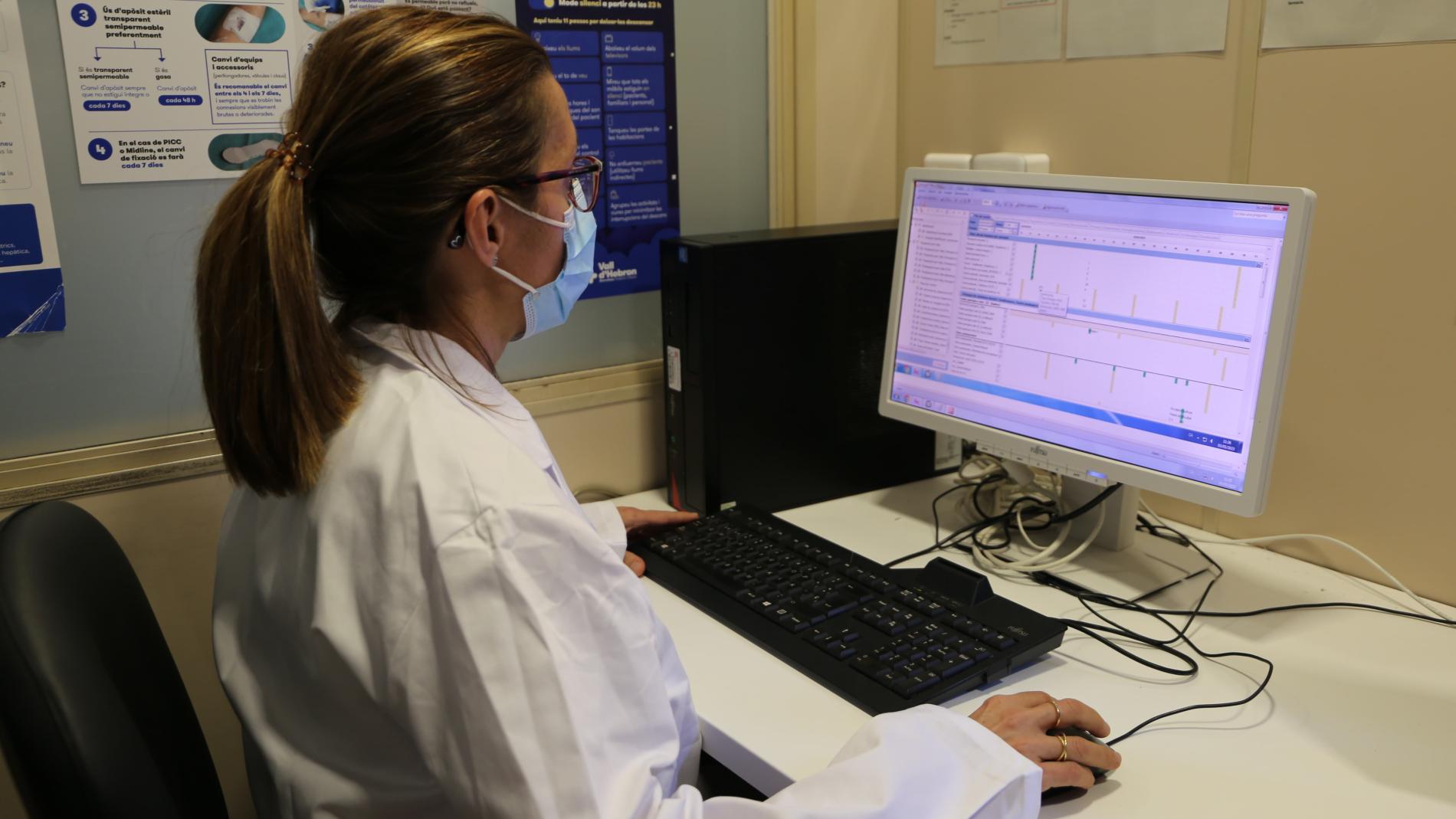 Infermera supervisant el pla de cures.