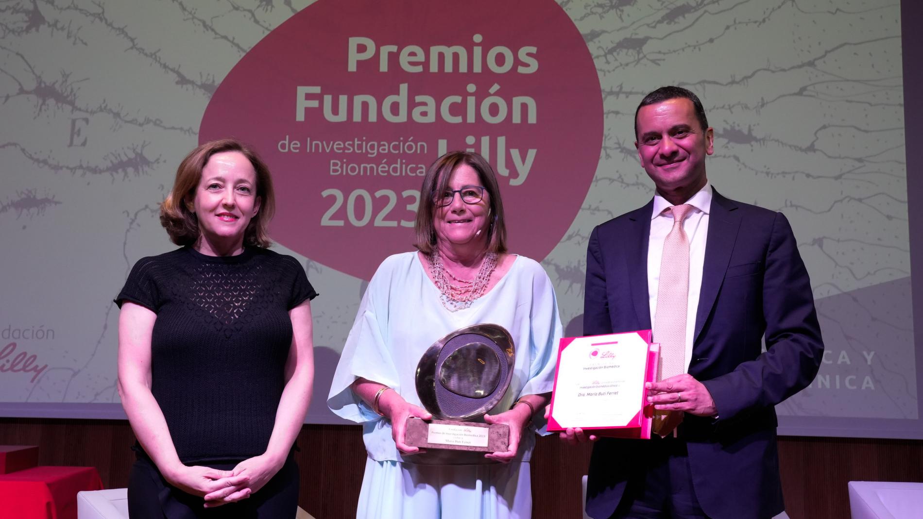 Dra. Maria Buti recogiendo el Premio Fundación Lilly