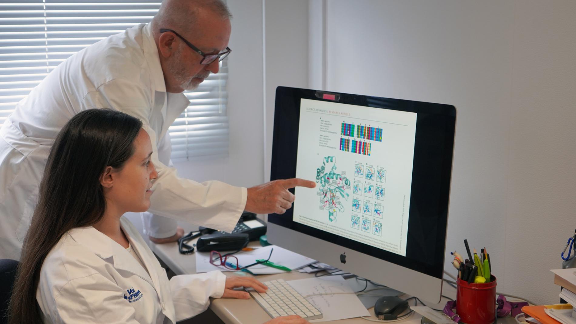 Els investigadors Xavier de la Cruz i Natalia Padilla