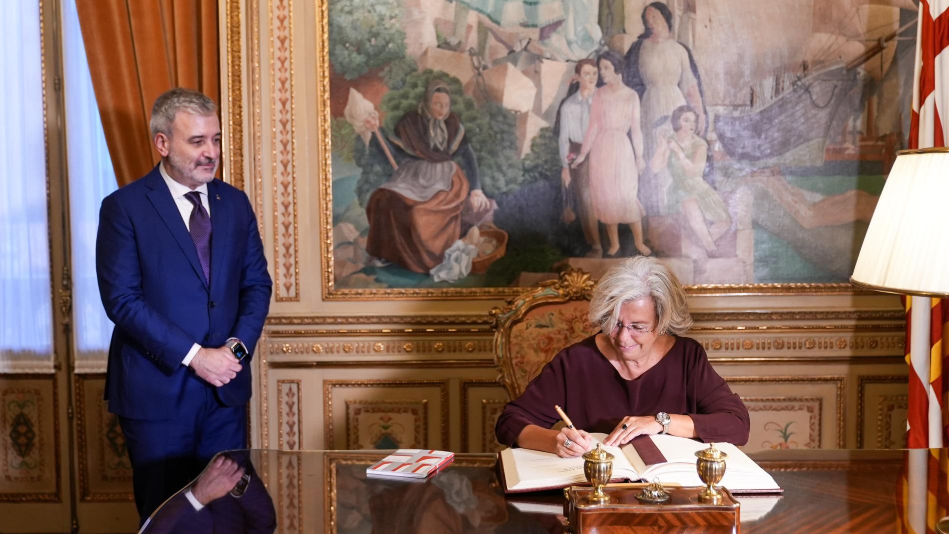 L'alcalde de Barcelona entrega la Medalla d'Honor 2023 a la Dra. Elena Carreras