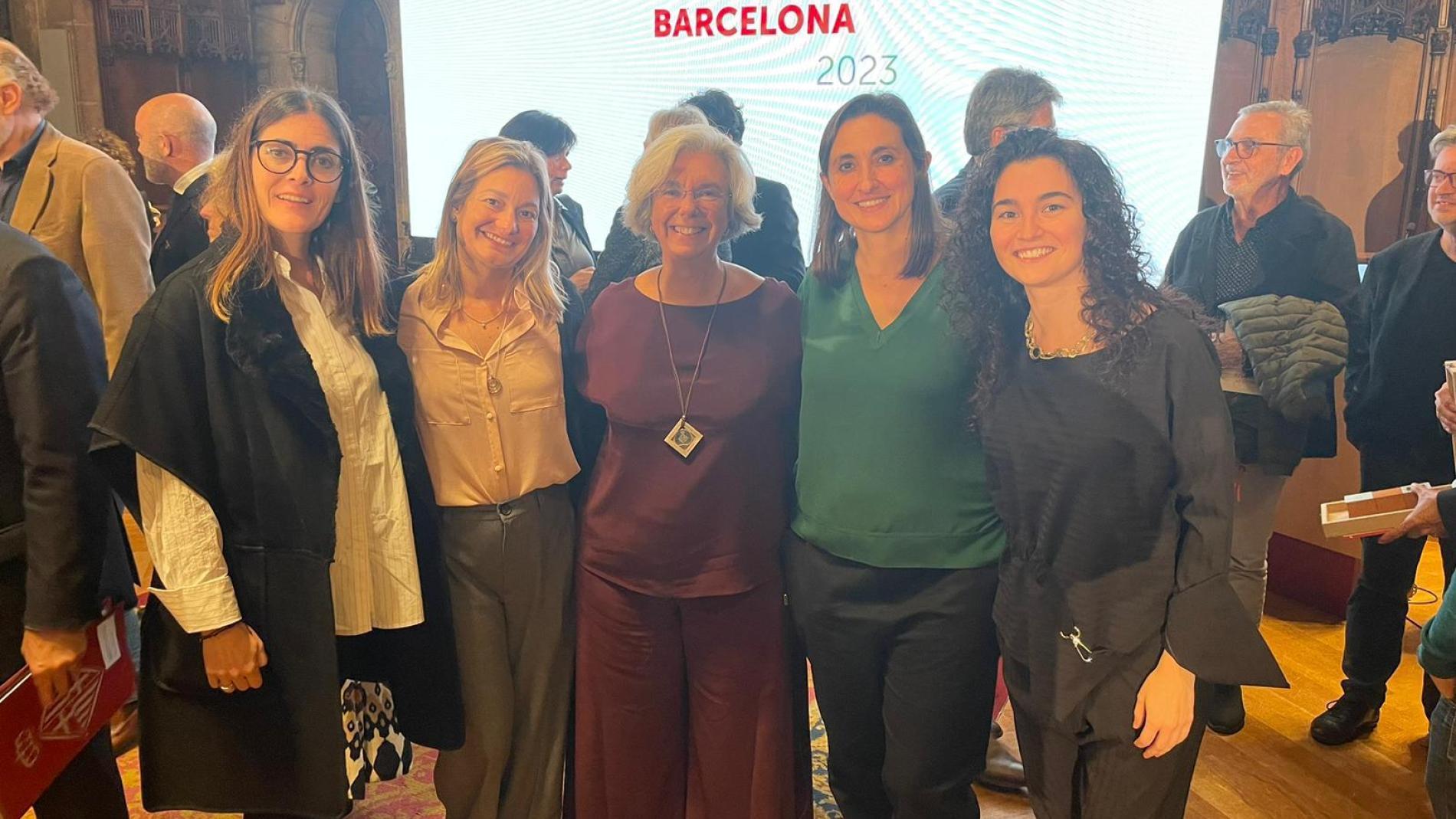 L'alcalde de Barcelona entrega la Medalla d'Honor 2023 a la Dra. Elena Carreras
