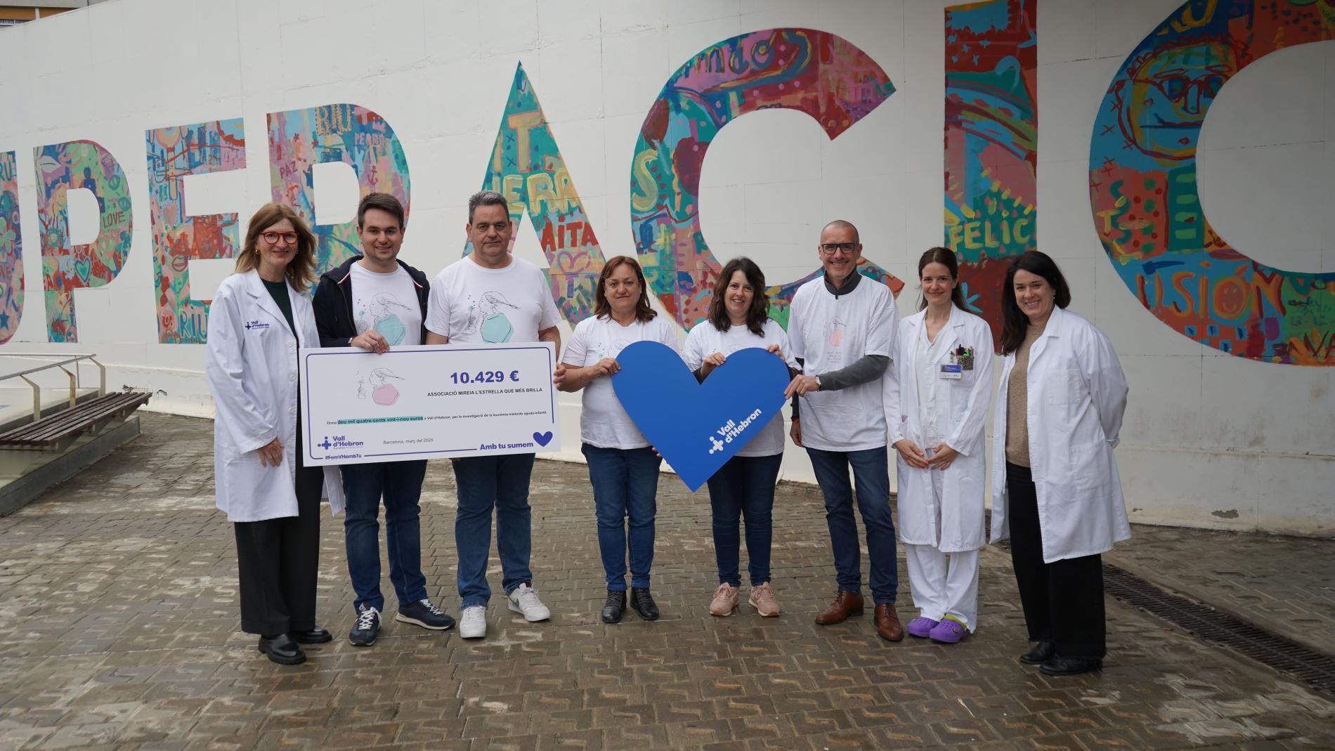 Miembros de la asociación 'Mireia l'estrella que més brilla' con investigadoras del VHIR
