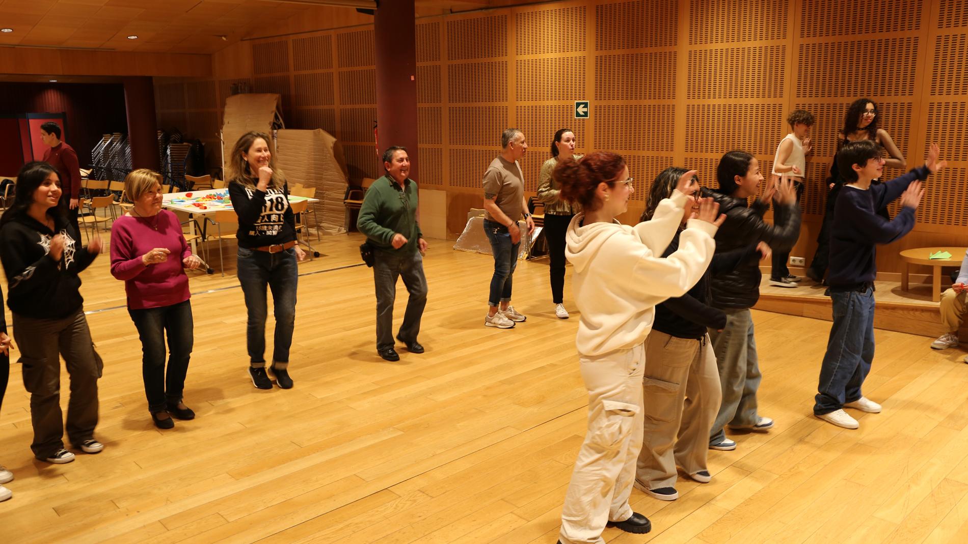 Pacients amb Parkinson i alumnes de 4t d'ESO ballant