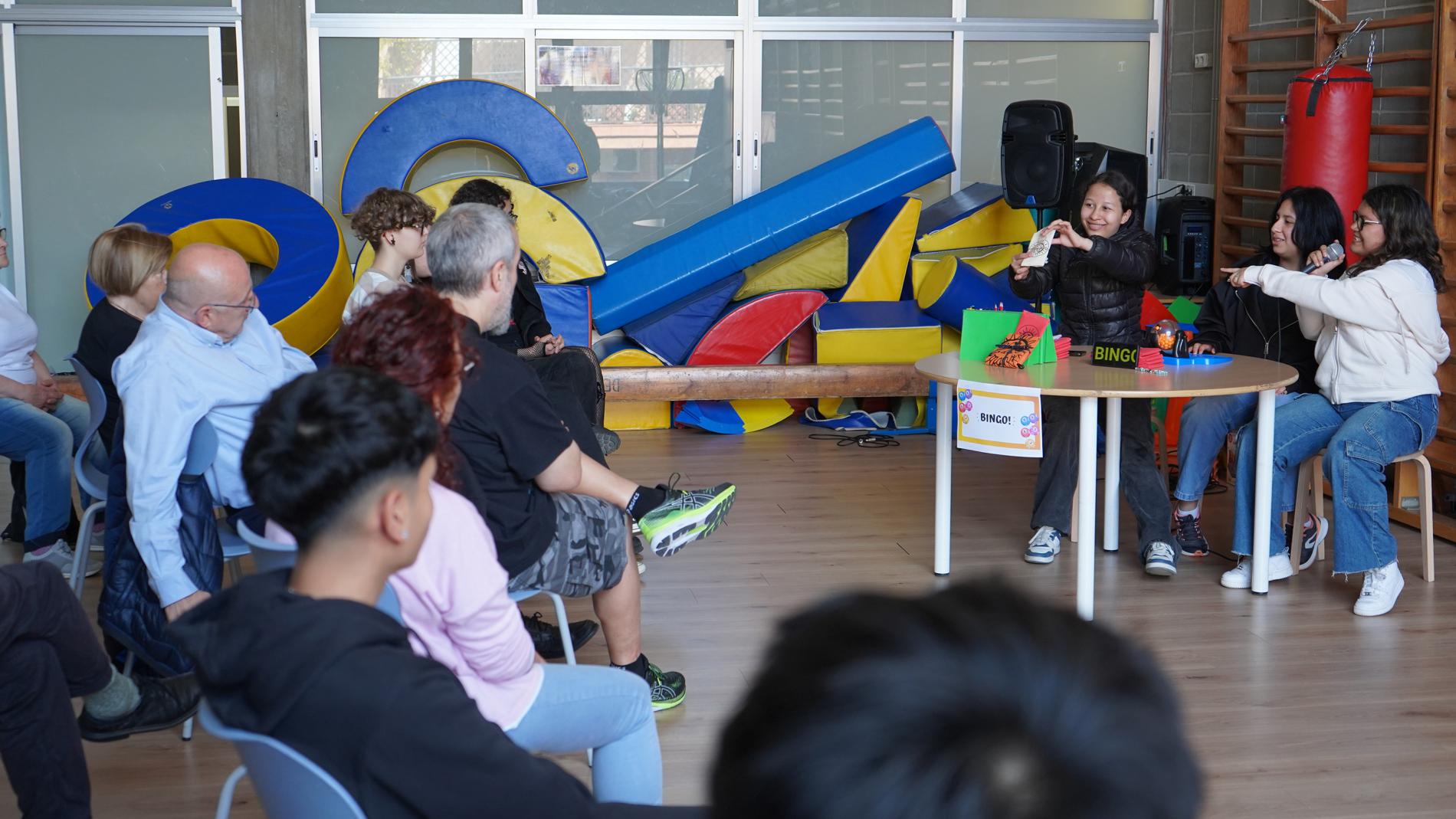 Pacients amb Parkinson i alumnes de 4t d'ESO jugant al Bingo