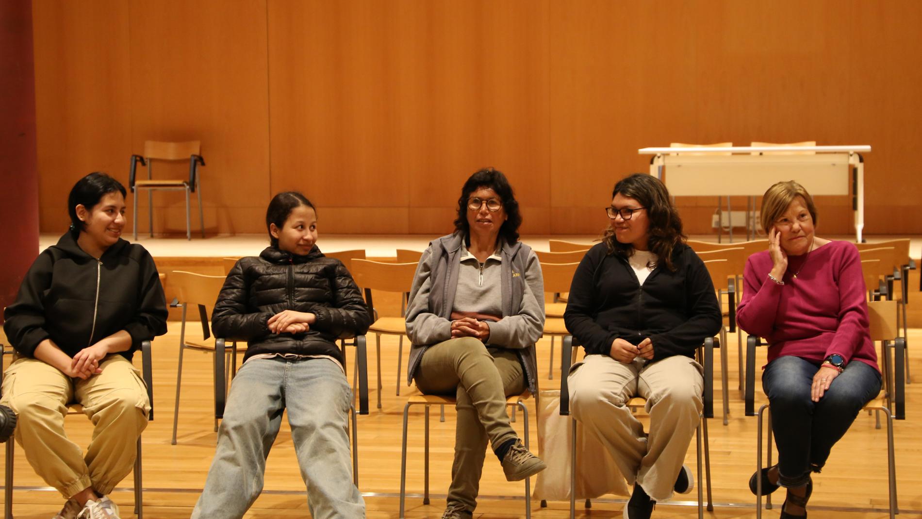 Pacients amb Parkinson i alumnes de 4t d'ESO en una sessió