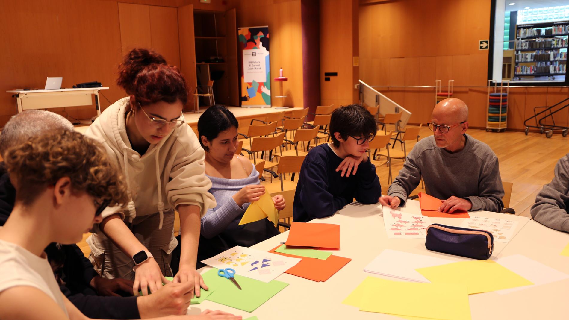 Pacients amb Parkinson i alumnes de 4t d'ESO fent papiroflèxia