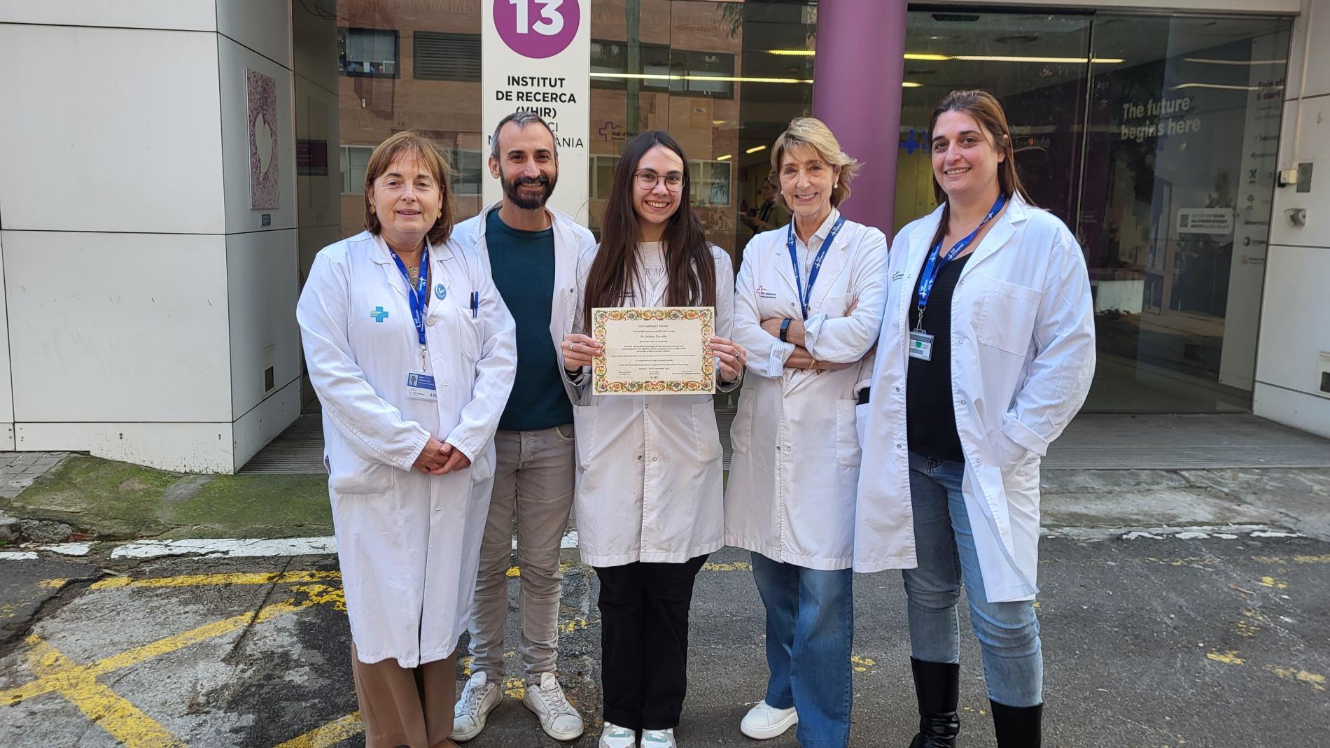 Julieta Torchia amb l'equip i el premi