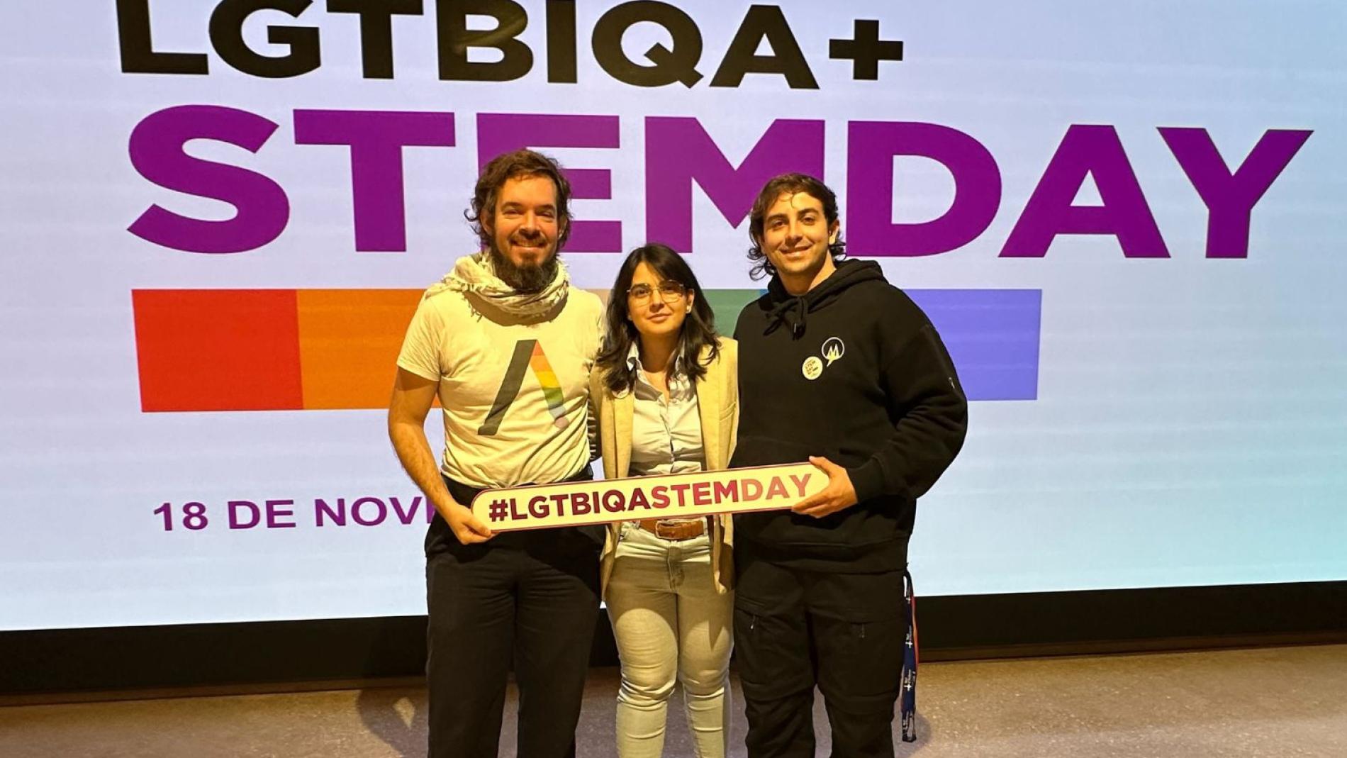 Imatge de Simon Perera de PRISMA amb Maria Morales de Infobio4Woman i David, membre del Grup de Treball