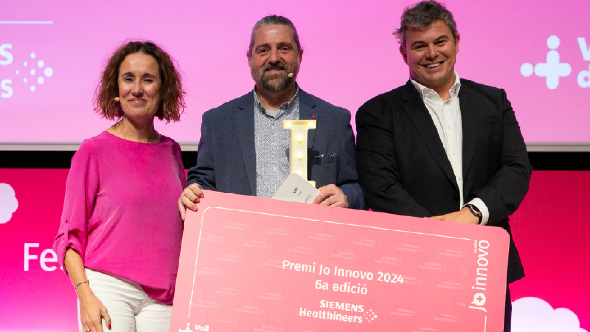 Entrega del premi al guanyador de la 6a edició del Jo innovo