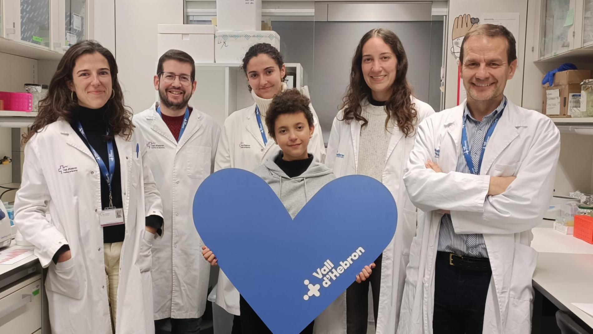 El grup de Càncer i Malalties Hematològiques Infantils del VHIR a l'entrega del xec