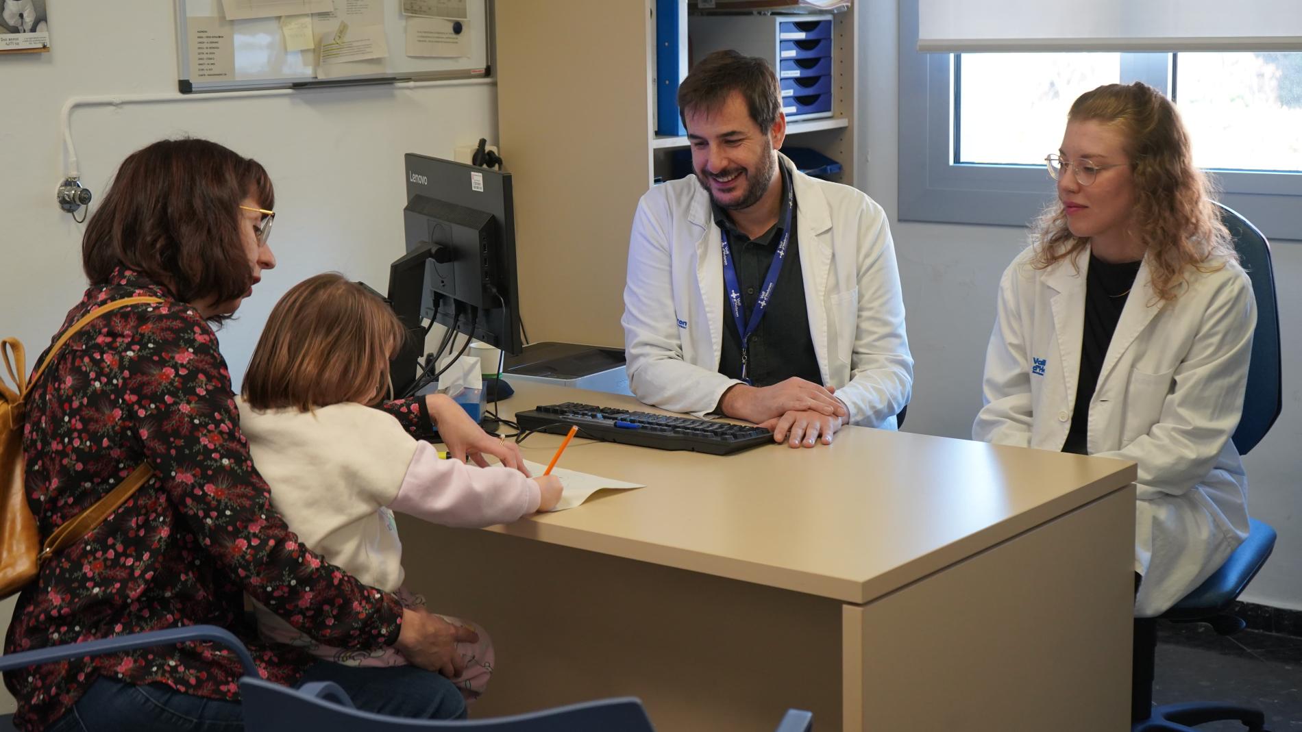 El Dr. Mendoza amb una de les pacients de l'assaig