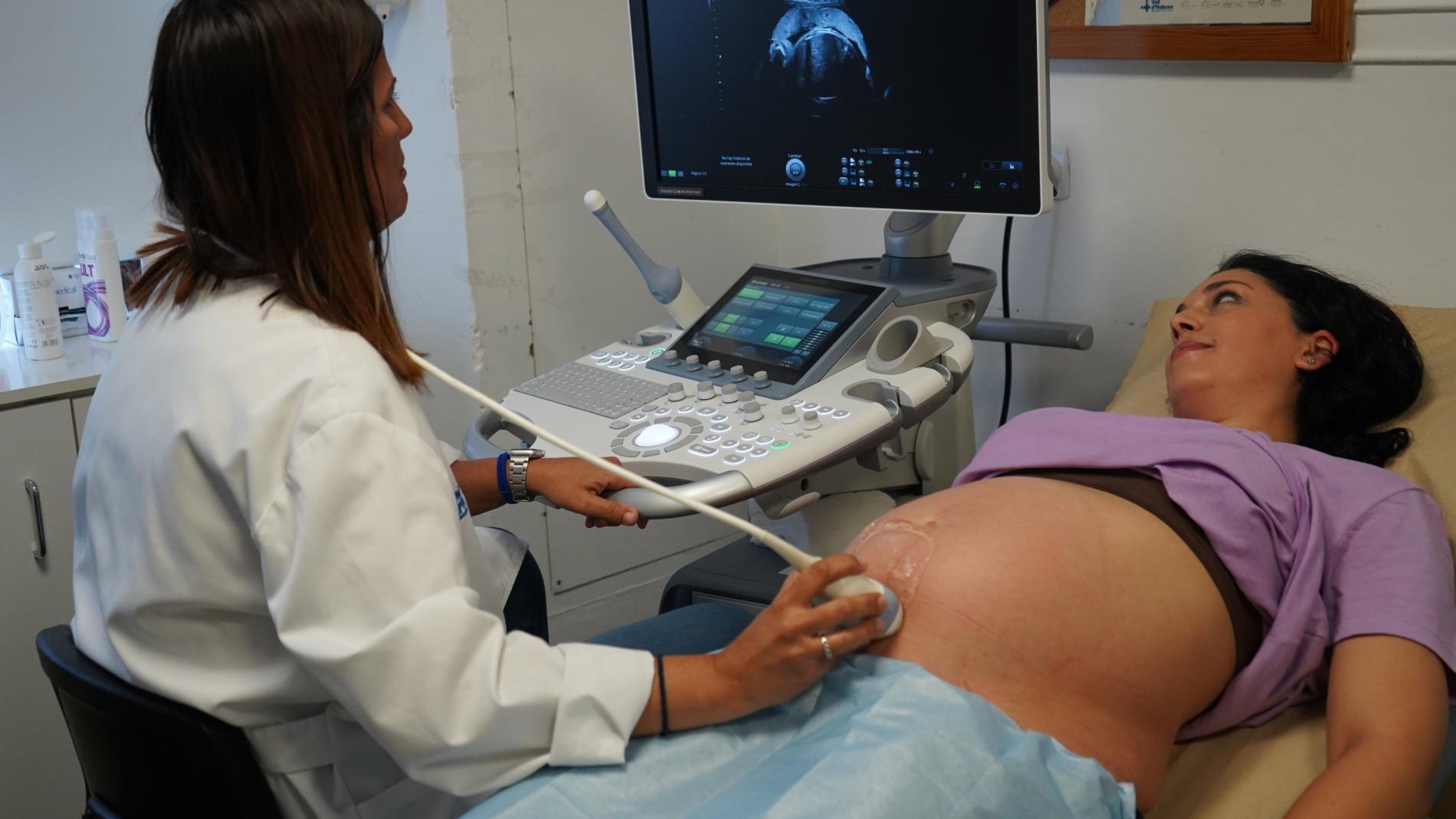 Dra. Maria Goya fent una ecografia a una pacient