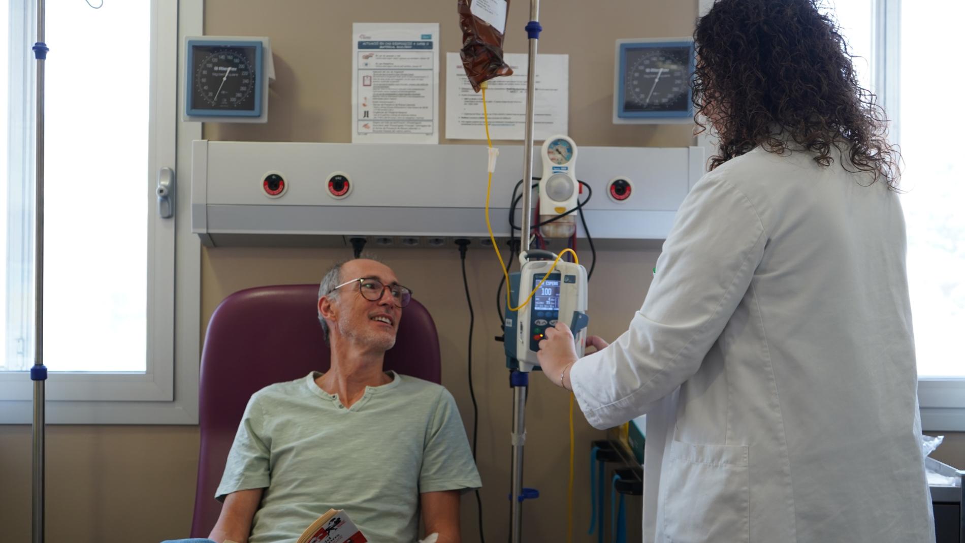 Pacient i infermera en un assaig clínic