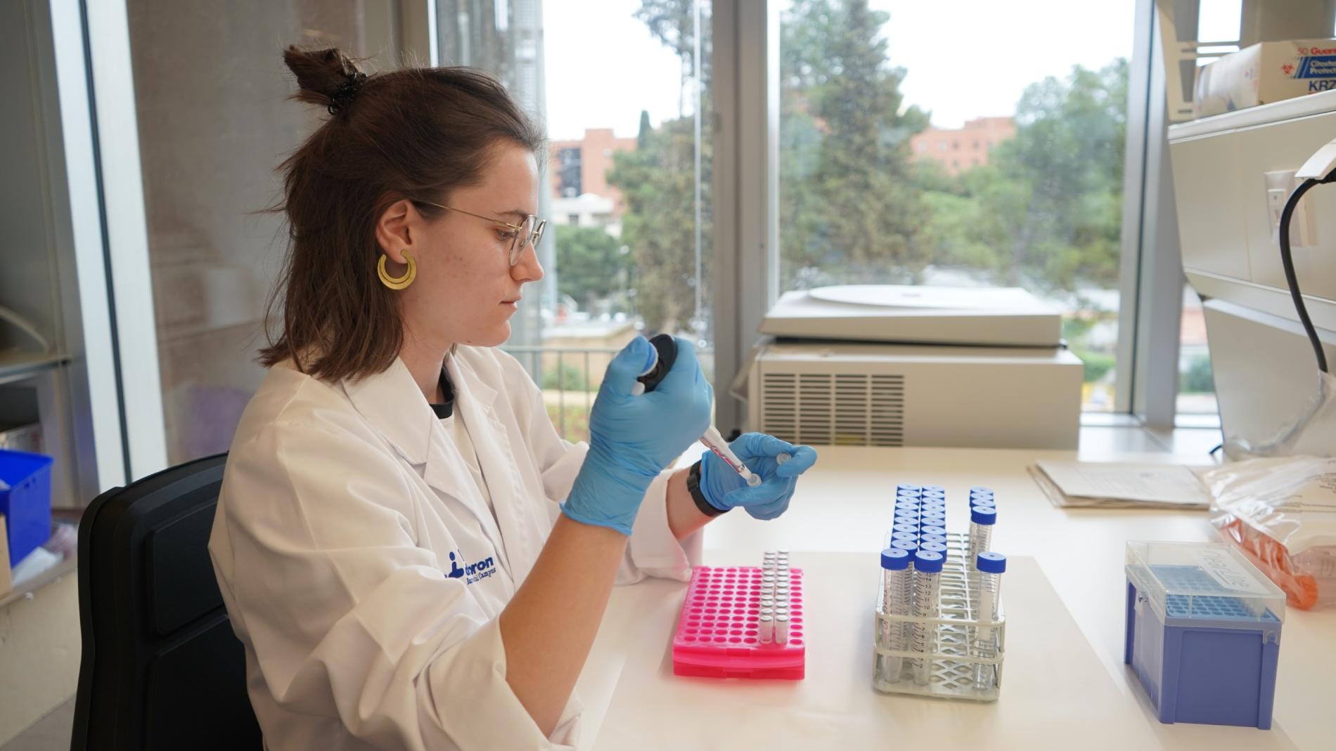 Uxue Zubizarreta-Arruti al laboratori