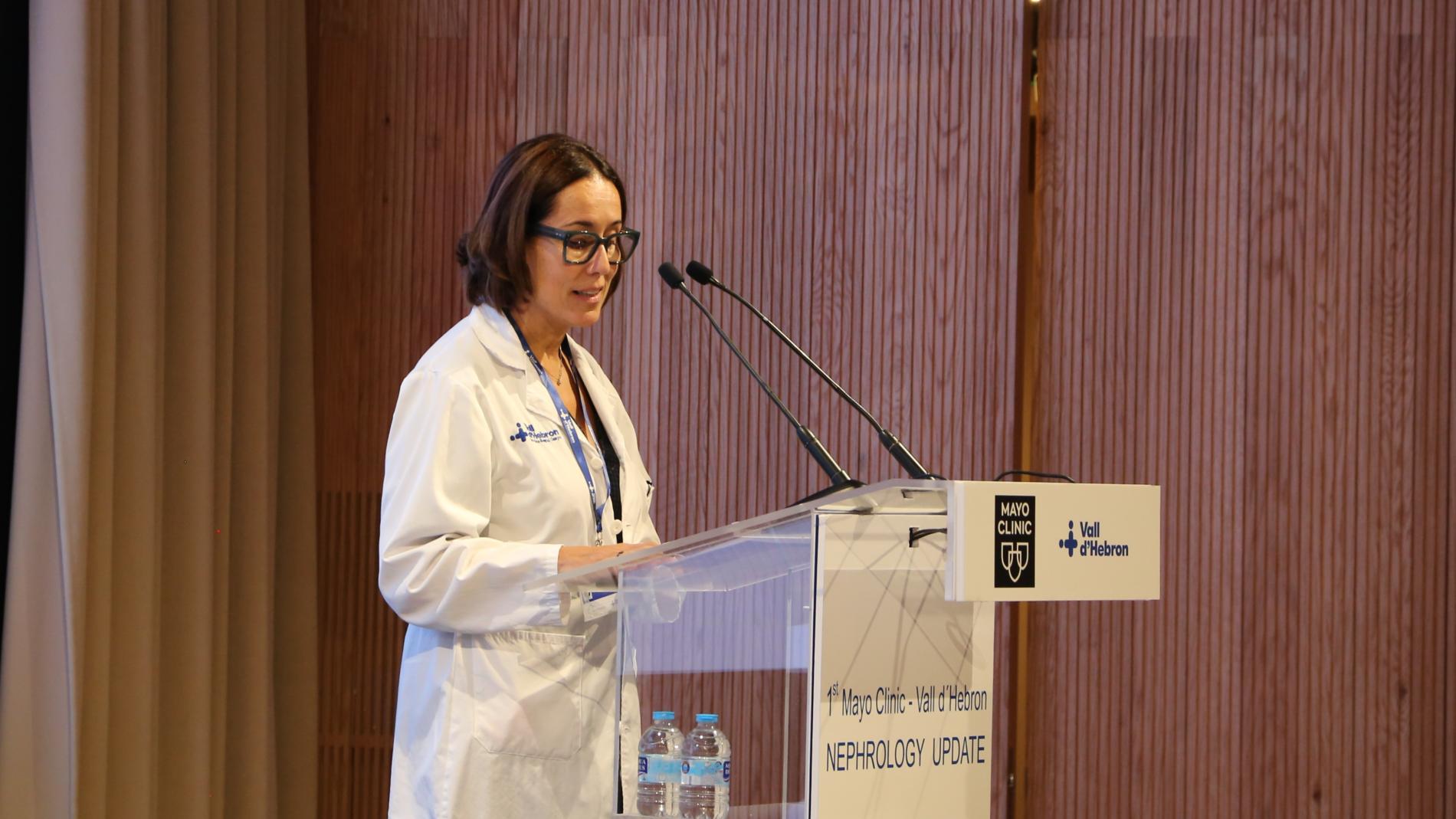 Maria José Abadías, directora assistencial, a la inauguració de la jornada sobre nefrologia.
