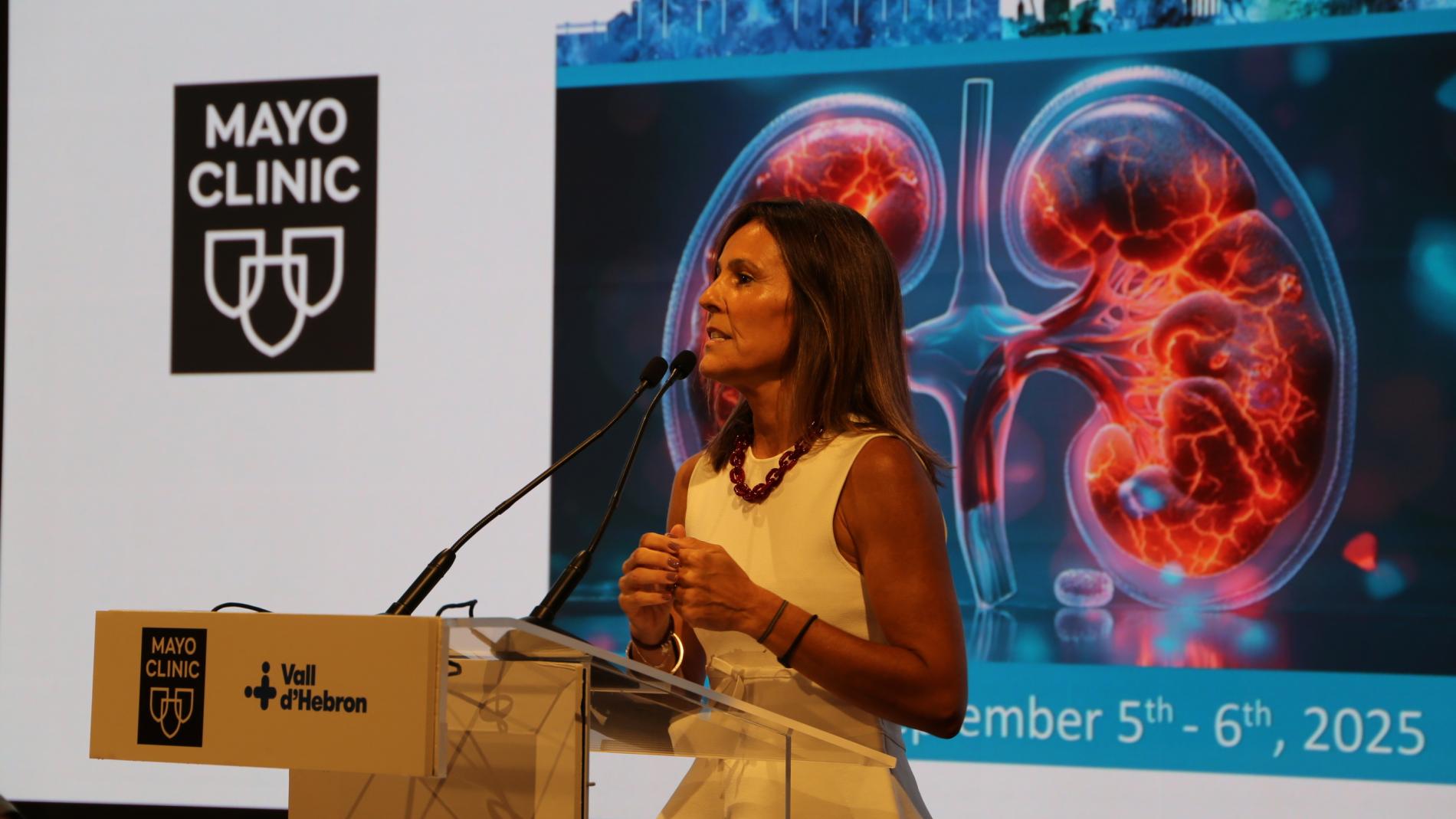 Begoña Benito, a l’acte inaugural de la jornada sobre nefrologia.
