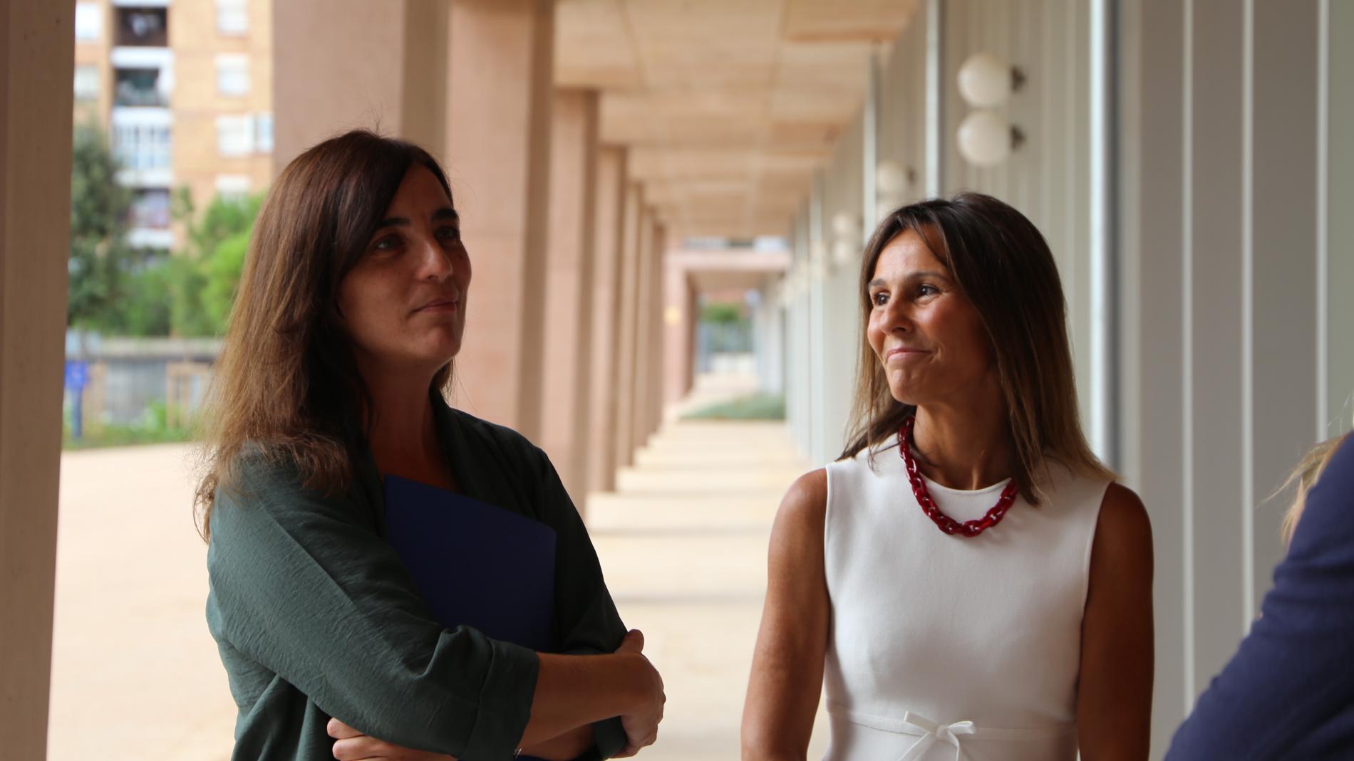 Núria Montserrat i Begoña Benito, abans de la inauguració.