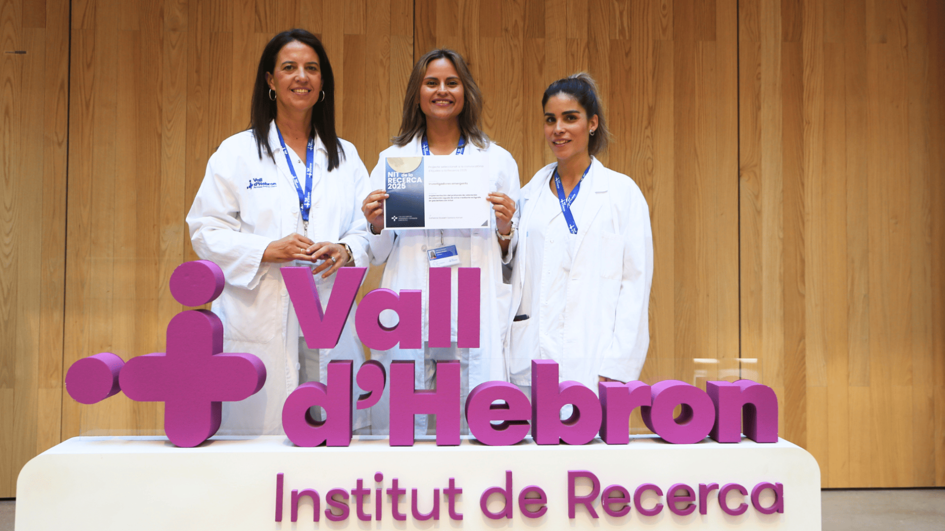 Infermeres amb el premi de la Nit de Recerca al COIB