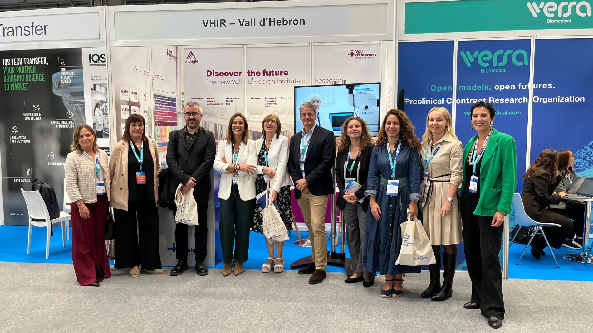 Autoritats a l'estand del VHIR