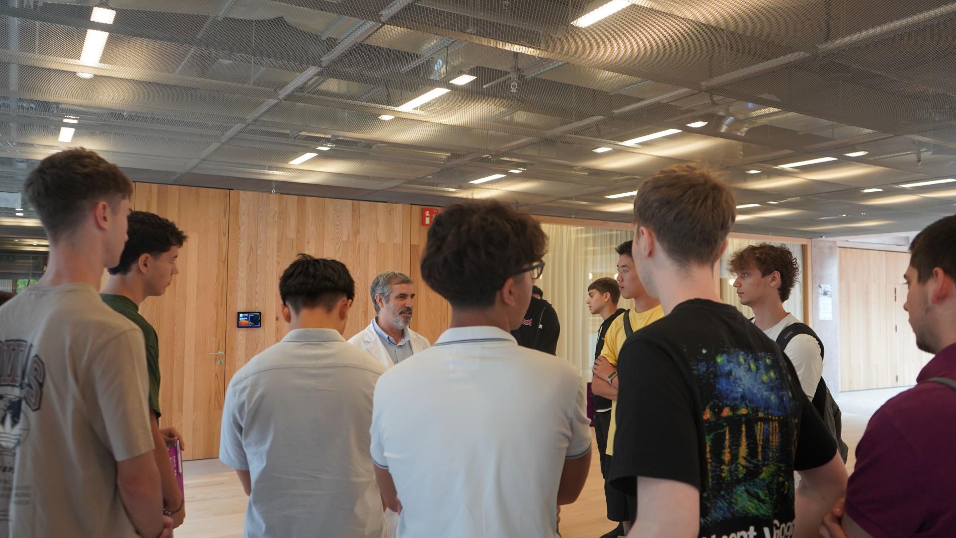 Alumnes de 1r curs del grau en Intel·ligència Artificial i Ciència de Dades de La Salle BCN al VHIR.