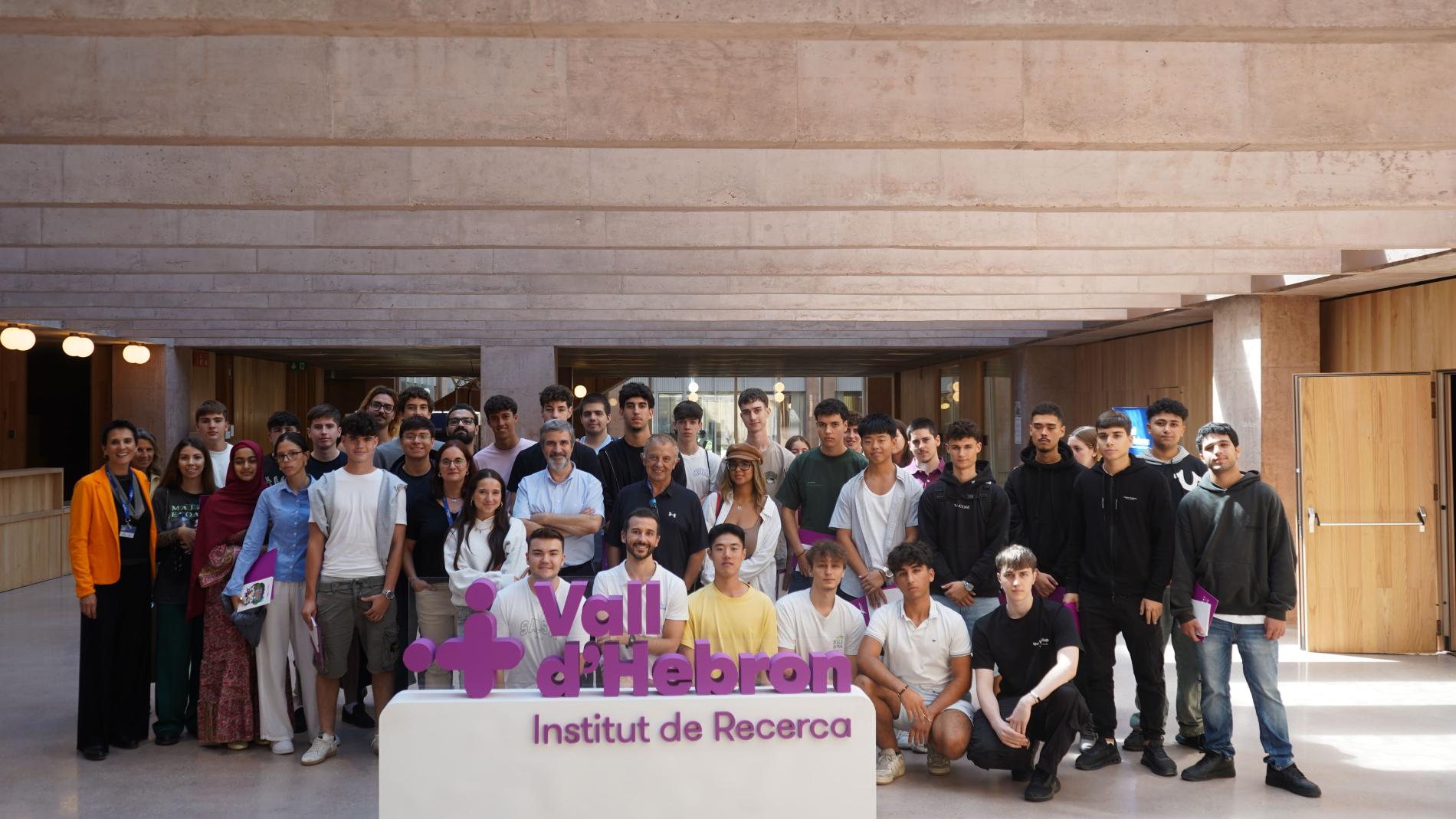 Alumnes de 1r curs del grau en Intel·ligència Artificial i Ciència de Dades de La Salle BCN al VHIR.