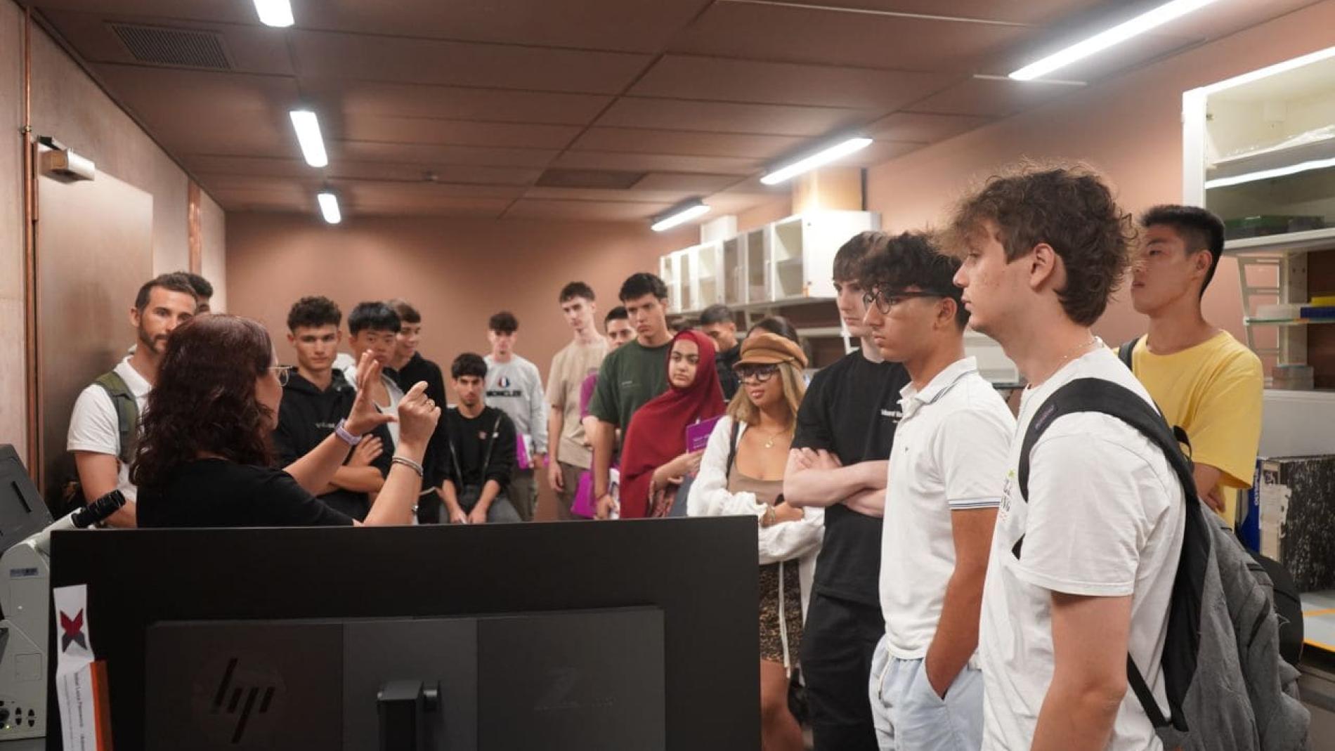 Alumnes de 1r curs del grau en Intel·ligència Artificial i Ciència de Dades de La Salle BCN al VHIR.