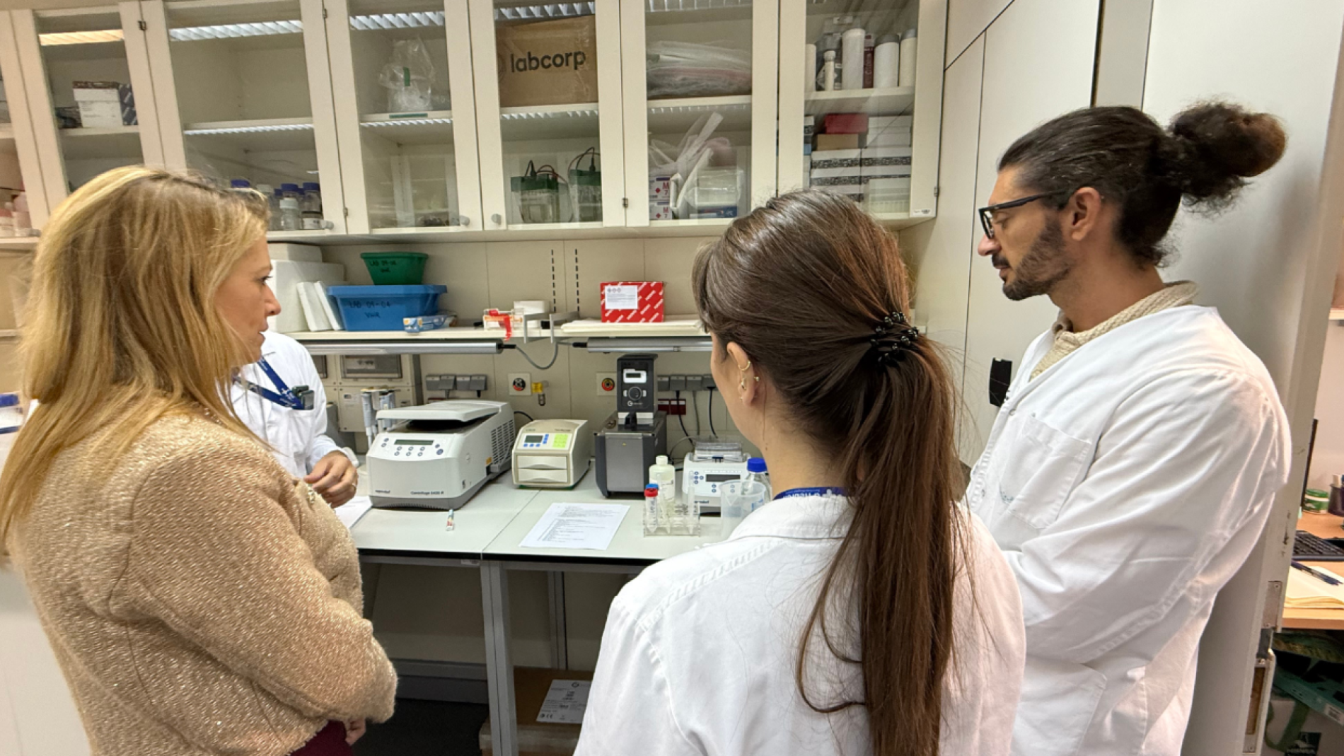 Ma Eugènia Gay amb investigadors