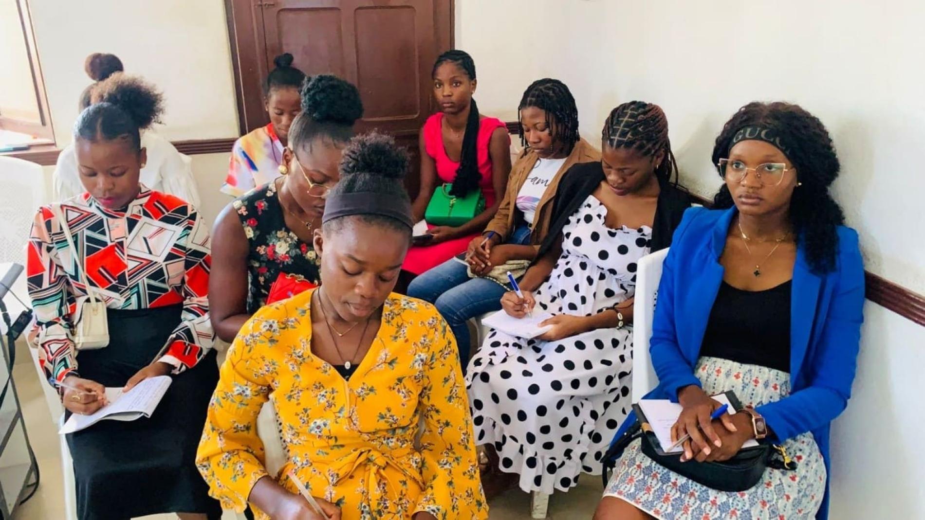 Angolan women receiving the training